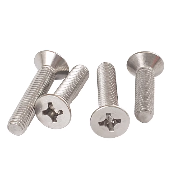 В чем основное различие между винтами с плоскоконической головкой и винтами с потайной головкой?